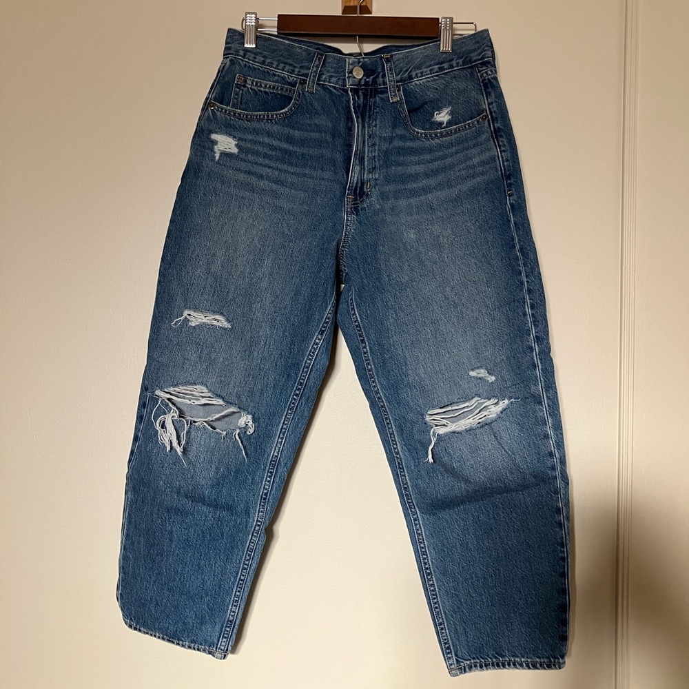 Gap High Rise Barrel Jeans in medium destroyed size 29 / 8 s